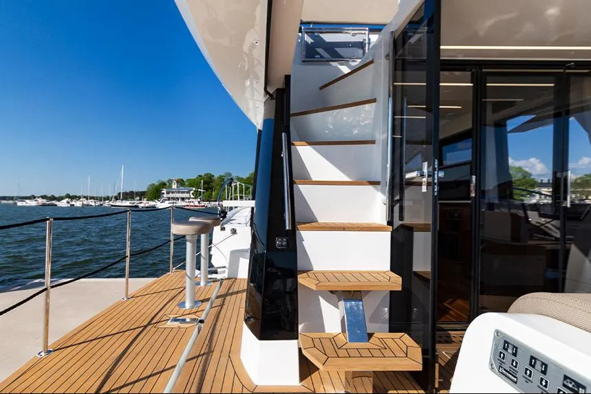 Yacht Photo 13